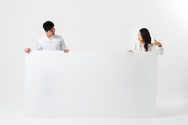포토 JPG 스튜디오촬영 배너 커플 여자 남자 사각프레임 광고판 알림판 서기 미소 사람 상반신 성인 두명 앞모습 30대 마주보기 한국인 가리킴 잡기 투표 선거 성인만 국내포토 뷰포인트 관계 모션 프레임 실내 표정 동양인 손짓 장년 사각형 민주주의 판 파일형식