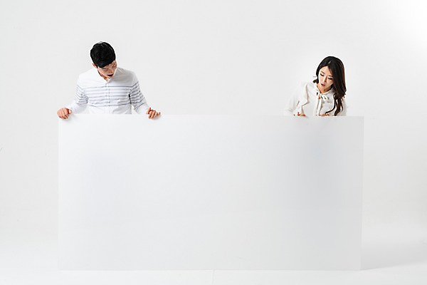 포토 JPG 스튜디오촬영 배너 커플 응시 여자 남자 사각프레임 광고판 알림판 사람 상반신 성인 두명 앞모습 30대 한국인 잡기 투표 선거 성인만 내려보기 국내포토 시선 뷰포인트 관계 모션 프레임 실내 동양인 장년 사각형 민주주의 판 파일형식