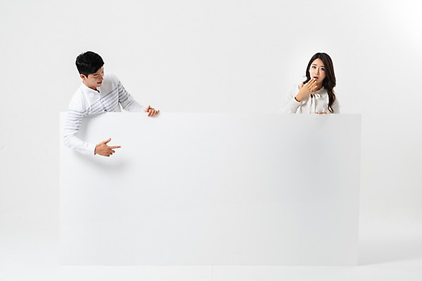 포토 JPG 스튜디오촬영 배너 커플 응시 여자 남자 사각프레임 광고판 알림판 미소 사람 상반신 성인 두명 앞모습 30대 놀람 한국인 잡기 투표 선거 성인만 국내포토 시선 감정 뷰포인트 관계 모션 프레임 실내 표정 동양인 장년 사각형 민주주의 판 파일형식
