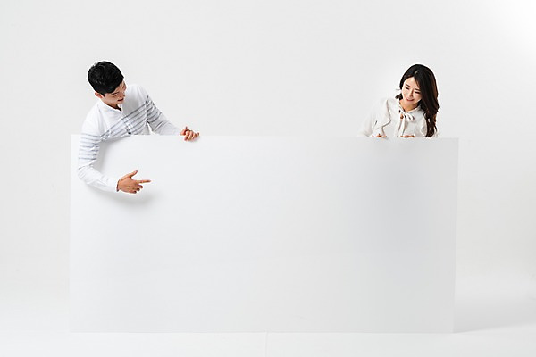 포토 JPG 스튜디오촬영 배너 커플 응시 여자 남자 사각프레임 광고판 알림판 미소 사람 상반신 성인 두명 앞모습 30대 한국인 가리킴 잡기 투표 선거 성인만 내려보기 국내포토 시선 뷰포인트 관계 모션 프레임 실내 표정 동양인 손짓 장년 사각형 민주주의 판 파일형식