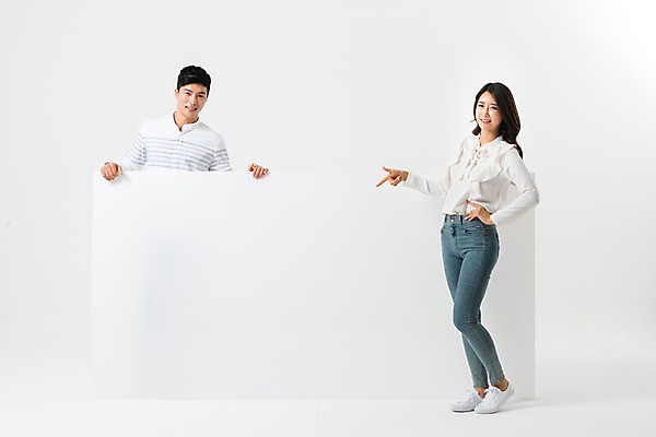 포토 JPG 스튜디오촬영 전신 배너 커플 여자 남자 허리손 사각프레임 광고판 알림판 서기 미소 사람 상반신 성인 두명 앞모습 30대 한국인 가리킴 잡기 투표 선거 성인만 국내포토 뷰포인트 포즈 관계 모션 프레임 실내 표정 동양인 손짓 장년 사각형 민주주의 판 파일형식