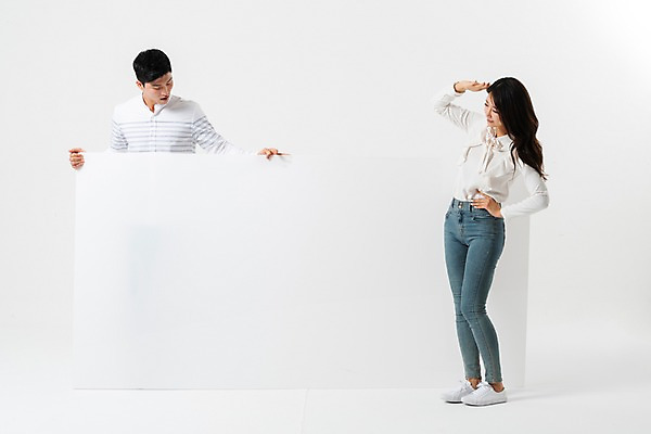 포토 JPG 스튜디오촬영 전신 배너 커플 응시 여자 남자 허리손 사각프레임 광고판 알림판 사람 상반신 성인 두명 앞모습 옆모습 30대 손들기 한국인 잡기 투표 선거 성인만 내려보기 국내포토 시선 뷰포인트 포즈 관계 모션 프레임 실내 동양인 장년 사각형 민주주의 판 파일형식