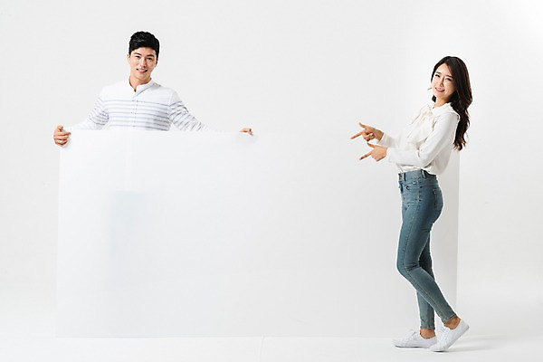 포토 JPG 스튜디오촬영 전신 배너 커플 여자 남자 사각프레임 광고판 알림판 서기 미소 사람 상반신 성인 두명 앞모습 옆모습 30대 한국인 가리킴 잡기 투표 선거 성인만 국내포토 뷰포인트 관계 모션 프레임 실내 표정 동양인 손짓 장년 사각형 민주주의 판 파일형식