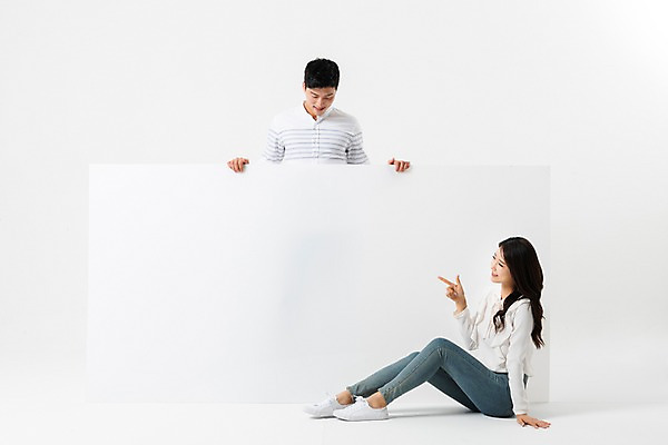 포토 JPG 스튜디오촬영 전신 배너 커플 응시 여자 남자 사각프레임 광고판 알림판 서기 미소 사람 앉기 상반신 성인 두명 앞모습 옆모습 30대 한국인 가리킴 잡기 투표 선거 성인만 내려보기 국내포토 시선 뷰포인트 관계 모션 프레임 실내 표정 동양인 손짓 장년 사각형 민주주의 판 파일형식