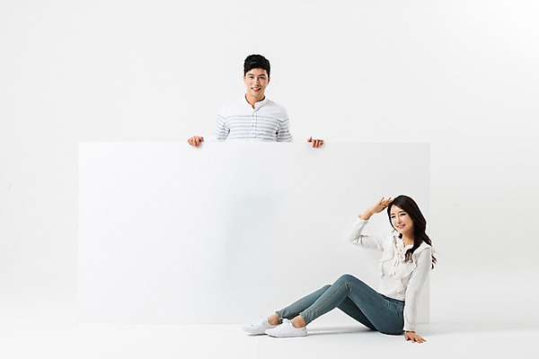 포토 JPG 스튜디오촬영 전신 배너 커플 여자 남자 사각프레임 광고판 알림판 서기 미소 사람 앉기 상반신 성인 두명 앞모습 옆모습 30대 손들기 한국인 잡기 투표 선거 성인만 국내포토 뷰포인트 관계 모션 프레임 실내 표정 동양인 장년 사각형 민주주의 판 파일형식