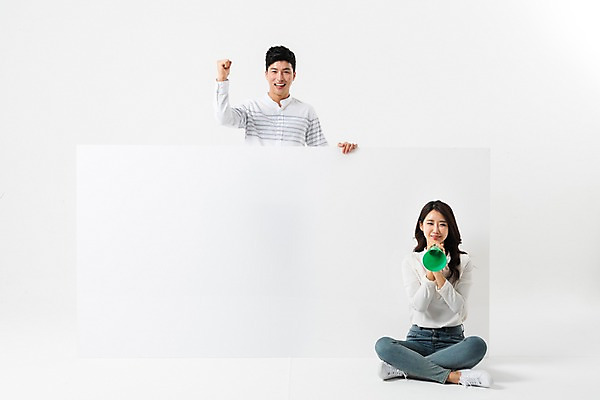 포토 JPG 스튜디오촬영 전신 배너 커플 여자 남자 사각프레임 광고판 알림판 서기 미소 사람 상반신 성인 두명 앞모습 30대 파이팅 확성기 한국인 투표 선거 가부좌 성인만 국내포토 뷰포인트 관계 모션 프레임 실내 표정 앉기 동양인 장년 사각형 민주주의 판 파일형식