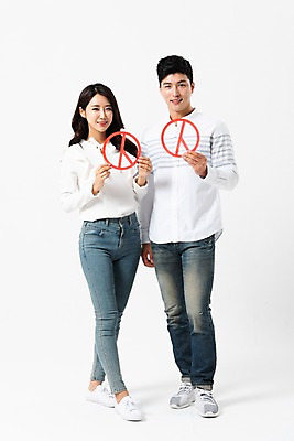 포토 JPG 스튜디오촬영 전신 커플 여자 남자 서기 미소 들기 사람 성인 두명 앞모습 30대 한국인 투표 선거 성인만 기표문양 유권자 국내포토 문양 뷰포인트 관계 모션 실내 표정 동양인 장년 민주주의 파일형식