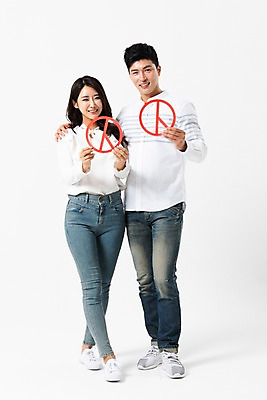 포토 JPG 스튜디오촬영 전신 커플 여자 남자 서기 미소 들기 사람 성인 두명 앞모습 30대 한국인 투표 선거 성인만 기표문양 어깨에손 유권자 국내포토 문양 뷰포인트 관계 모션 실내 표정 동양인 장년 민주주의 파일형식