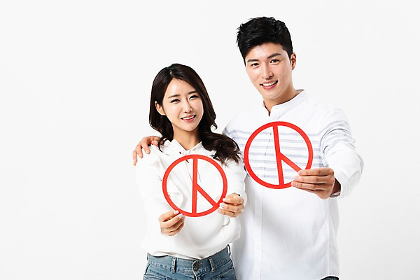 포토 JPG 스튜디오촬영 커플 여자 남자 미소 들기 사람 상반신 성인 두명 앞모습 30대 한국인 투표 선거 성인만 기표문양 어깨에손 유권자 국내포토 문양 뷰포인트 관계 모션 실내 표정 동양인 장년 민주주의 파일형식