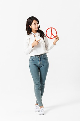 포토 JPG 스튜디오촬영 전신 응시 여자 한명 서기 들기 사람 성인 앞모습 30대 한국인 가리킴 투표 선거 성인여자한명만 기표문양 유권자 국내포토 1 문양 시선 뷰포인트 모션 실내 동양인 손짓 장년 민주주의 여자한명만 성인여자만 파일형식