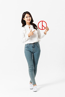 포토 JPG 스튜디오촬영 전신 여자 한명 미소 들기 사람 성인 앞모습 30대 한국인 가리킴 투표 선거 성인여자한명만 기표문양 유권자 국내포토 1 문양 뷰포인트 모션 실내 표정 동양인 손짓 장년 민주주의 여자한명만 성인여자만 파일형식