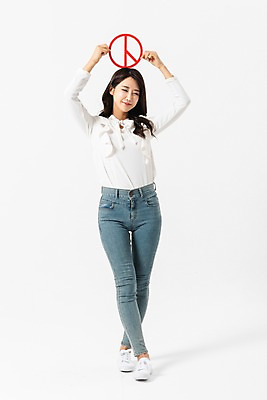 포토 JPG 스튜디오촬영 전신 여자 한명 미소 들기 사람 성인 앞모습 30대 한국인 투표 선거 머리위 성인여자한명만 기표문양 유권자 국내포토 1 문양 뷰포인트 모션 실내 표정 동양인 장년 민주주의 여자한명만 성인여자만 파일형식