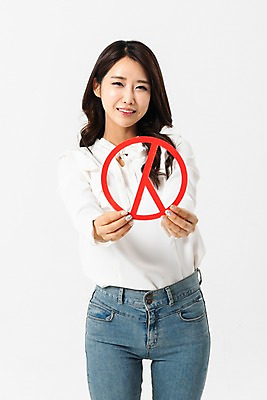 포토 JPG 스튜디오촬영 여자 한명 미소 들기 사람 상반신 성인 앞모습 30대 한국인 투표 선거 성인여자한명만 기표문양 유권자 국내포토 1 문양 뷰포인트 모션 실내 표정 동양인 장년 민주주의 여자한명만 성인여자만 파일형식