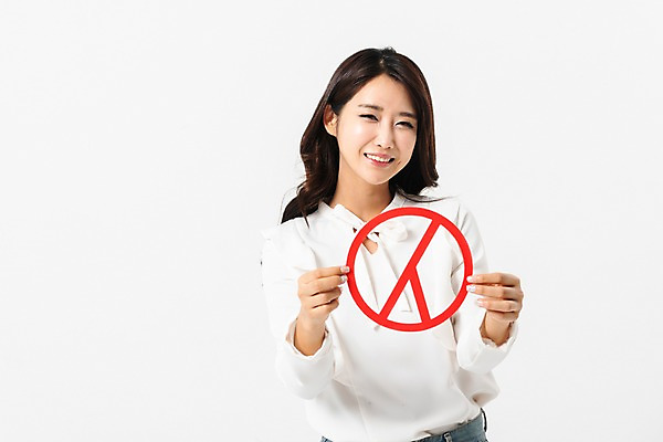 포토 JPG 스튜디오촬영 여자 한명 미소 들기 사람 상반신 성인 앞모습 30대 한국인 투표 선거 성인여자한명만 기표문양 유권자 국내포토 1 문양 뷰포인트 모션 실내 표정 동양인 장년 민주주의 여자한명만 성인여자만 파일형식