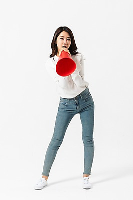 포토 JPG 스튜디오촬영 전신 여자 캠페인 한명 사람 성인 앞모습 30대 확성기 외침 한국인 투표 선거 성인여자한명만 국내포토 1 뷰포인트 실내 동양인 장년 소리 민주주의 여자한명만 성인여자만 파일형식