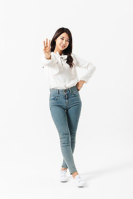 포토 JPG 스튜디오촬영 전신 여자 허리손 포즈 3 한명 서기 미소 사람 손짓 성인 앞모습 30대 한국인 투표 선거 성인여자한명만 국내포토 1 뷰포인트 모션 실내 표정 동양인 장년 민주주의 여자한명만 성인여자만 파일형식