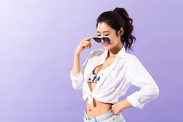 포토 JPG 스튜디오촬영 여자 허리손 포즈 실내 한명 서기 미소 사람 상반신 성인 옆모습 여름 30대 비키니 선글라스 한국인 성인여자한명만 국내포토 1 계절 수영복 안경 뷰포인트 모션 표정 동양인 내부 장년 여자한명만 성인여자만 파일형식