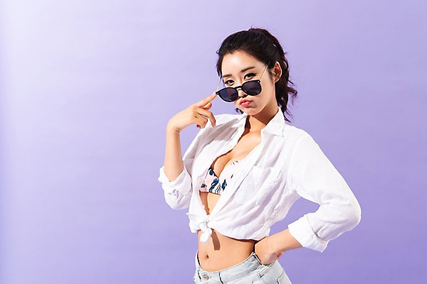 포토 JPG 스튜디오촬영 여자 허리손 포즈 실내 한명 서기 사람 상반신 성인 앞모습 여름 30대 비키니 선글라스 한국인 성인여자한명만 국내포토 1 계절 수영복 안경 뷰포인트 모션 동양인 내부 장년 여자한명만 성인여자만 파일형식