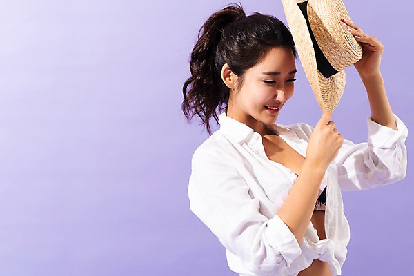 포토 JPG 스튜디오촬영 여자 포즈 실내 한명 미소 사람 상반신 성인 옆모습 여름 30대 비키니 한국인 챙모자 성인여자한명만 국내포토 모자_잡화 1 계절 수영복 뷰포인트 표정 동양인 내부 장년 여자한명만 성인여자만 파일형식