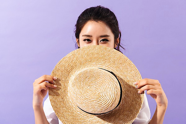 포토 JPG 스튜디오촬영 여자 실내 한명 들기 사람 상반신 성인 앞모습 여름 30대 비키니 한국인 얼굴가리기 챙모자 성인여자한명만 국내포토 모자_잡화 1 계절 수영복 뷰포인트 모션 동양인 내부 장년 가림 여자한명만 성인여자만 파일형식