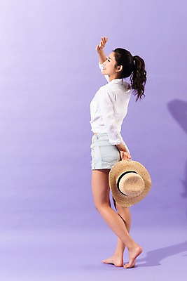 포토 JPG 스튜디오촬영 전신 여자 실내 한명 서기 사람 성인 뒷모습 여름 30대 손들기 한국인 챙모자 성인여자한명만 국내포토 모자_잡화 1 계절 뷰포인트 모션 동양인 내부 장년 여자한명만 성인여자만 파일형식