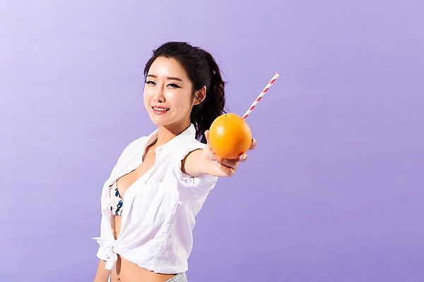 포토 JPG 스튜디오촬영 여자 오렌지 실내 빨대 한명 미소 사람 상반신 성인 옆모습 여름 30대 비키니 한국인 손내밀기 성인여자한명만 국내포토 1 계절 수영복 뷰포인트 과일 표정 동양인 손짓 내부 장년 여자한명만 성인여자만 파일형식