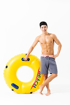 포토 JPG 스튜디오촬영 전신 남자 수영복 허리손 포즈 실내 한명 미소 사람 성인 앞모습 여름 30대 한국인 잡기 튜브 성인남자한명만 국내포토 1 옷 계절 뷰포인트 모션 표정 동양인 내부 장년 남자한명만 성인남자만 파일형식