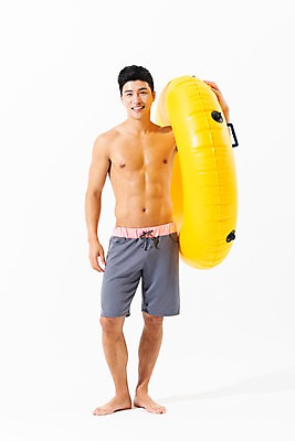 포토 JPG 스튜디오촬영 전신 남자 수영복 포즈 실내 한명 서기 미소 들기 사람 성인 앞모습 여름 30대 한국인 튜브 성인남자한명만 국내포토 1 옷 계절 뷰포인트 모션 표정 동양인 내부 장년 남자한명만 성인남자만 파일형식