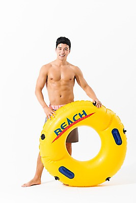 포토 JPG 스튜디오촬영 전신 남자 수영복 포즈 실내 한명 서기 미소 사람 성인 앞모습 여름 30대 한국인 잡기 튜브 성인남자한명만 국내포토 1 옷 계절 뷰포인트 모션 표정 동양인 내부 장년 남자한명만 성인남자만 파일형식