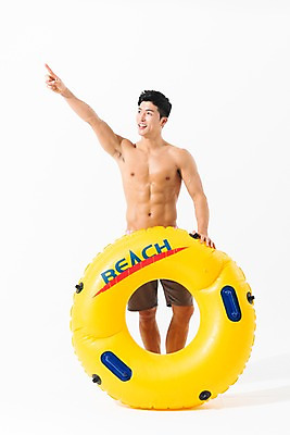 포토 JPG 스튜디오촬영 전신 응시 남자 수영복 실내 한명 미소 사람 성인 앞모습 여름 30대 한국인 가리킴 잡기 튜브 성인남자한명만 국내포토 1 시선 옷 계절 뷰포인트 모션 표정 동양인 손짓 내부 장년 남자한명만 성인남자만 파일형식