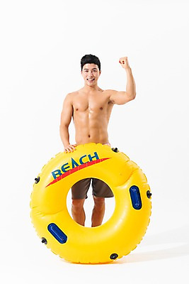 포토 JPG 스튜디오촬영 전신 남자 수영복 포즈 실내 한명 서기 미소 사람 성인 앞모습 여름 30대 손들기 파이팅 주먹 한국인 튜브 성인남자한명만 국내포토 1 옷 계절 뷰포인트 모션 표정 동양인 내부 장년 남자한명만 성인남자만 파일형식