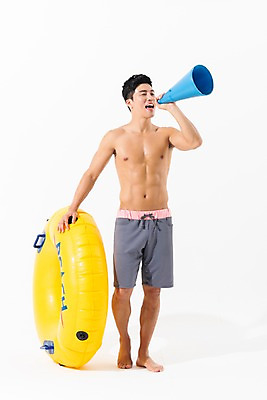 포토 JPG 스튜디오촬영 전신 남자 수영복 실내 한명 서기 사람 성인 앞모습 여름 30대 확성기 외침 한국인 잡기 튜브 성인남자한명만 국내포토 1 옷 계절 뷰포인트 모션 동양인 내부 장년 소리 남자한명만 성인남자만 파일형식
