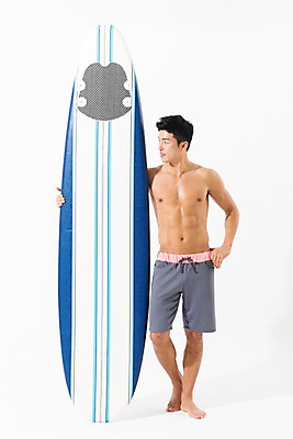 포토 JPG 스튜디오촬영 전신 응시 남자 수영복 허리손 포즈 실내 한명 서기 사람 성인 앞모습 여름 30대 한국인 잡기 서핑보드 성인남자한명만 국내포토 1 시선 옷 계절 뷰포인트 모션 동양인 내부 장년 보드_스포츠 남자한명만 성인남자만 파일형식