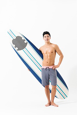포토 JPG 스튜디오촬영 전신 남자 수영복 허리손 포즈 실내 한명 서기 미소 들기 사람 성인 앞모습 여름 30대 한국인 서핑보드 성인남자한명만 국내포토 1 옷 계절 뷰포인트 모션 표정 동양인 내부 장년 보드_스포츠 남자한명만 성인남자만 파일형식