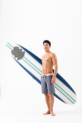 포토 JPG 스튜디오촬영 전신 응시 남자 수영복 포즈 실내 한명 서기 미소 들기 사람 성인 앞모습 여름 30대 한국인 서핑보드 성인남자한명만 국내포토 1 시선 옷 계절 뷰포인트 모션 표정 동양인 내부 장년 보드_스포츠 남자한명만 성인남자만 파일형식