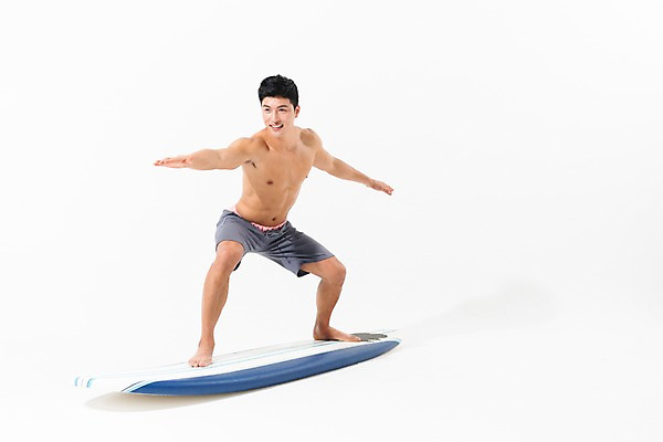 포토 JPG 스튜디오촬영 전신 남자 수영복 포즈 팔벌리기 실내 한명 서기 미소 사람 성인 옆모습 여름 30대 한국인 서핑보드 성인남자한명만 국내포토 1 옷 계절 뷰포인트 모션 표정 동양인 내부 장년 보드_스포츠 남자한명만 성인남자만 파일형식