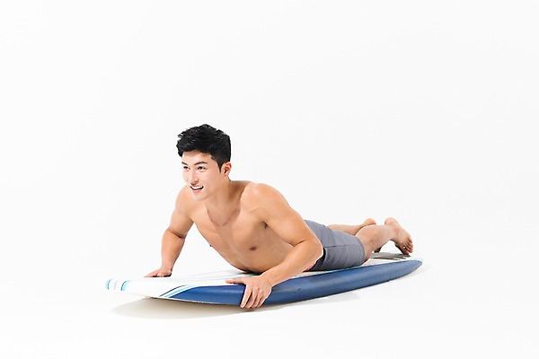 포토 JPG 스튜디오촬영 전신 남자 수영복 엎드리기 포즈 실내 한명 미소 사람 성인 옆모습 여름 30대 한국인 잡기 서핑보드 성인남자한명만 국내포토 1 옷 계절 뷰포인트 모션 표정 동양인 내부 장년 보드_스포츠 남자한명만 성인남자만 파일형식