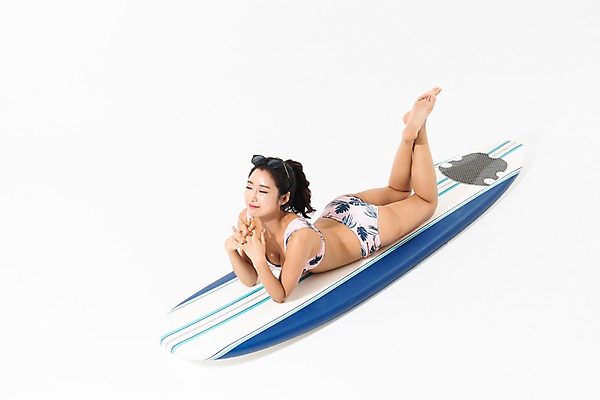 포토 JPG 스튜디오촬영 전신 여자 수영복 엎드리기 포즈 실내 한명 미소 사람 성인 옆모습 여름 30대 비키니 눈감음 한국인 서핑보드 성인여자한명만 국내포토 1 옷 계절 뷰포인트 모션 표정 동양인 내부 장년 보드_스포츠 여자한명만 성인여자만 파일형식