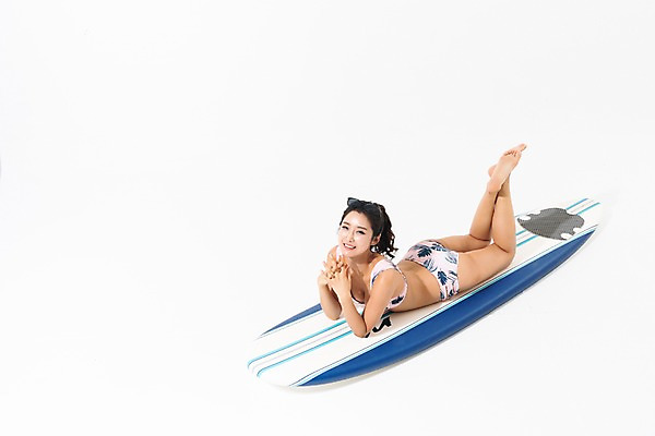 포토 JPG 스튜디오촬영 전신 응시 여자 수영복 엎드리기 포즈 실내 한명 미소 사람 성인 옆모습 여름 30대 하이앵글 한국인 서핑보드 성인여자한명만 국내포토 1 시선 옷 계절 뷰포인트 모션 표정 동양인 내부 장년 보드_스포츠 여자한명만 성인여자만 파일형식