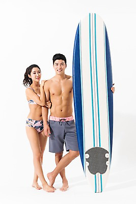 포토 JPG 스튜디오촬영 전신 커플 여자 남자 수영복 포즈 실내 서기 미소 사람 성인 두명 앞모습 여름 30대 팔짱 한국인 잡기 서핑보드 성인만 어깨에손 국내포토 옷 계절 뷰포인트 관계 모션 표정 동양인 내부 장년 보드_스포츠 파일형식