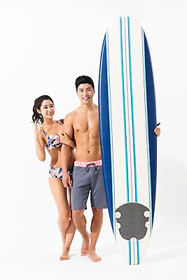 포토 JPG 스튜디오촬영 전신 커플 여자 남자 수영복 포즈 실내 서기 미소 사람 성인 두명 앞모습 여름 30대 비키니 팔짱 한국인 잡기 최고 서핑보드 성인만 국내포토 옷 계절 뷰포인트 관계 모션 표정 동양인 내부 장년 보드_스포츠 파일형식