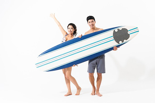 포토 JPG 스튜디오촬영 전신 커플 여자 남자 수영복 포즈 실내 서기 미소 들기 사람 성인 두명 앞모습 여름 30대 손들기 한국인 서핑보드 성인만 국내포토 옷 계절 뷰포인트 관계 모션 표정 동양인 내부 장년 보드_스포츠 파일형식
