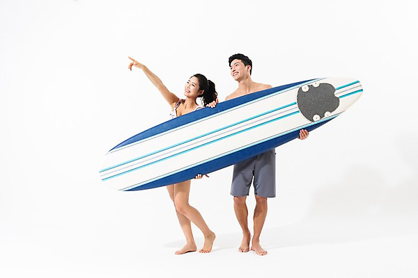 포토 JPG 스튜디오촬영 전신 커플 응시 여자 남자 수영복 실내 미소 들기 사람 성인 두명 앞모습 여름 30대 한국인 가리킴 서핑보드 성인만 국내포토 시선 옷 계절 뷰포인트 관계 모션 표정 동양인 손짓 내부 장년 보드_스포츠 파일형식