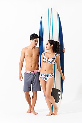 포토 JPG 스튜디오촬영 전신 커플 여자 남자 수영복 포즈 실내 서기 미소 사람 성인 두명 앞모습 여름 30대 비키니 마주보기 한국인 잡기 서핑보드 성인만 국내포토 옷 계절 뷰포인트 관계 모션 표정 동양인 내부 장년 보드_스포츠 파일형식