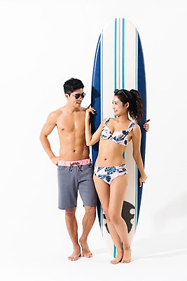 포토 JPG 스튜디오촬영 전신 커플 여자 남자 수영복 허리손 포즈 실내 서기 미소 사람 성인 두명 앞모습 여름 30대 선글라스 마주보기 한국인 잡기 서핑보드 성인만 국내포토 옷 계절 안경 뷰포인트 관계 모션 표정 동양인 내부 장년 보드_스포츠 파일형식