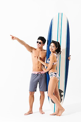 포토 JPG 스튜디오촬영 전신 커플 여자 남자 수영복 포즈 실내 서기 사람 성인 두명 앞모습 옆모습 여름 30대 비키니 선글라스 한국인 가리킴 잡기 서핑보드 성인만 국내포토 옷 계절 안경 뷰포인트 관계 모션 동양인 손짓 내부 장년 보드_스포츠 파일형식