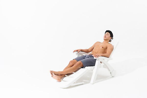 포토 JPG 스튜디오촬영 전신 남자 수영복 휴식 실내 한명 사람 성인 앞모습 여름 30대 눕기 눈감음 한국인 비치베드 성인남자한명만 국내포토 1 옷 계절 뷰포인트 컨셉 모션 동양인 내부 장년 남자한명만 성인남자만 파일형식 인종 남자만 성인만
