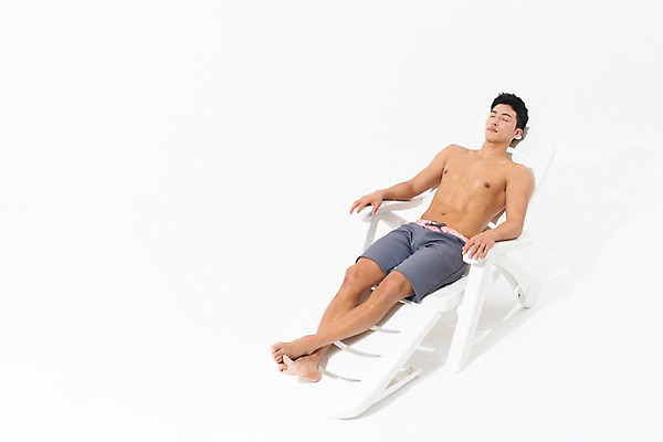 포토 JPG 스튜디오촬영 전신 남자 수영복 휴식 실내 한명 사람 성인 앞모습 여름 30대 눕기 눈감음 한국인 비치베드 성인남자한명만 국내포토 1 옷 계절 뷰포인트 컨셉 모션 동양인 내부 장년 남자한명만 성인남자만 파일형식