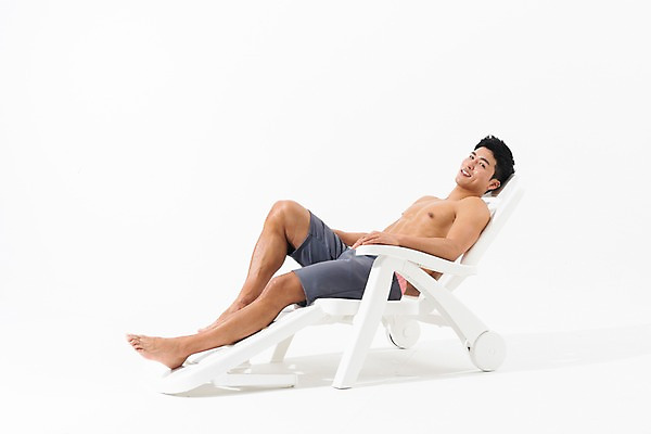 포토 JPG 스튜디오촬영 전신 남자 수영복 휴식 실내 한명 미소 사람 성인 옆모습 여름 30대 눕기 한국인 비치베드 성인남자한명만 국내포토 1 옷 계절 뷰포인트 컨셉 모션 표정 동양인 내부 장년 남자한명만 성인남자만 파일형식 인종 남자만 성인만