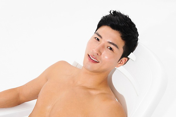 포토 JPG 스튜디오촬영 남자 수영복 휴식 실내 한명 미소 사람 상반신 성인 앞모습 여름 30대 눕기 한국인 비치베드 성인남자한명만 국내포토 1 옷 계절 뷰포인트 컨셉 모션 표정 동양인 내부 장년 남자한명만 성인남자만 파일형식 인종 남자만 성인만
